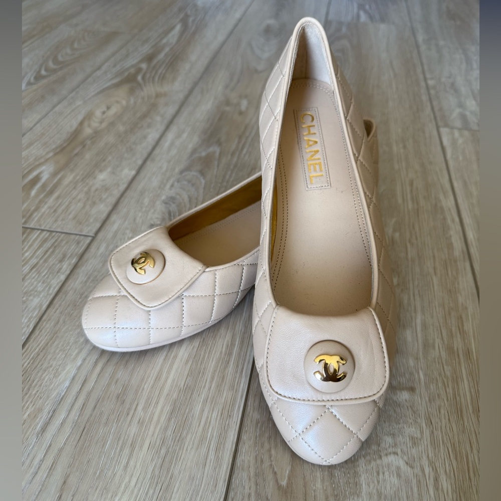 CHANEL Cream Quilted Ballet Flats 2024 with Gold Medallion CC Logo NWOT